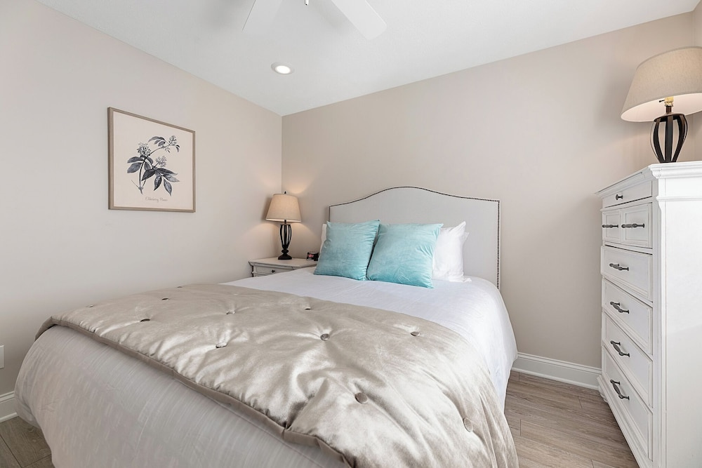 539 Bay St. Lake View Condo Unit 302W