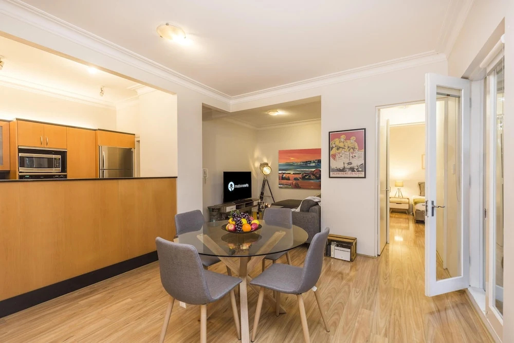 Queen Bed With Private Bathroom In Redfern Apt