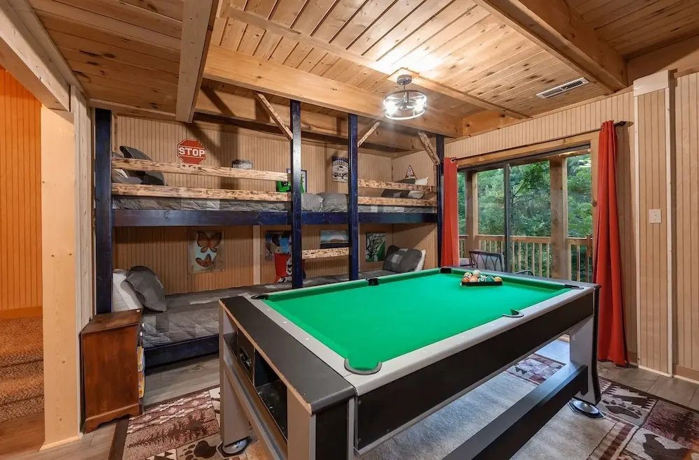 Pappy's Peak 2 Bedroom Cabin by RedAwning