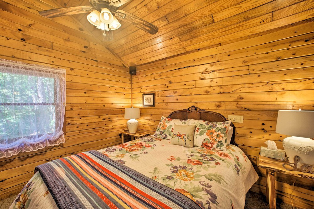 Eureka Springs Studio w/ Deck, Views & Bbq!