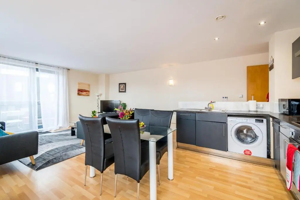 Spacious City 2 Bed, 2 Bath, FREE PARKING & WiFi