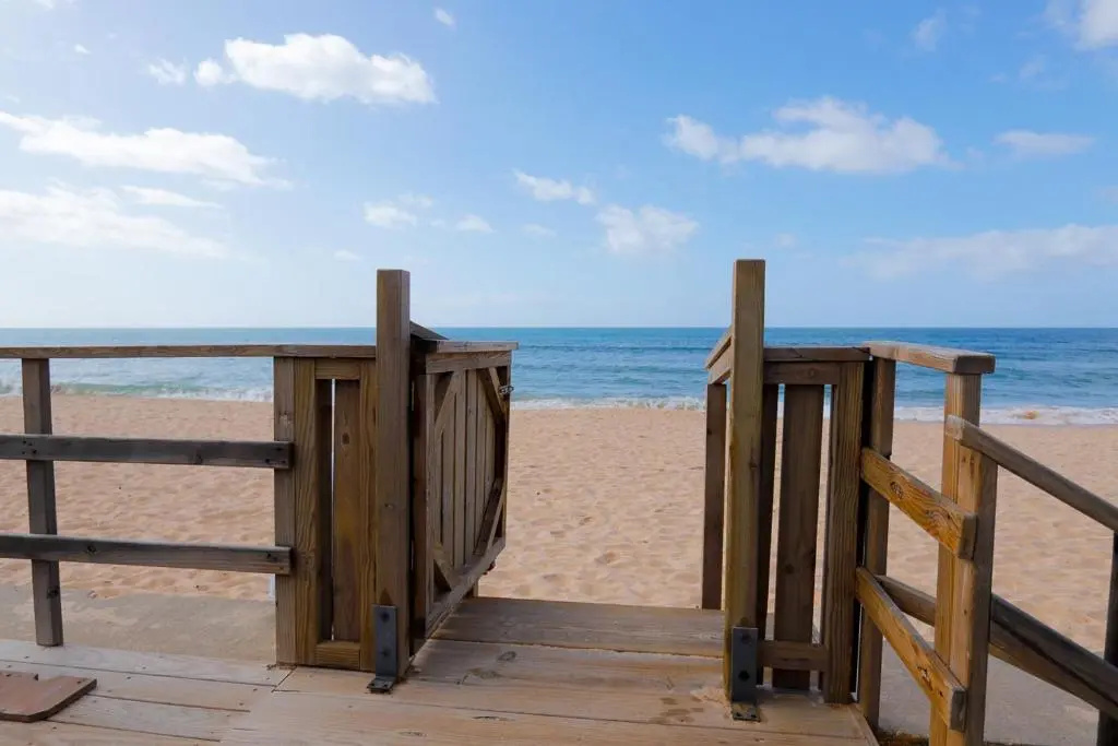Golden Beach Guest House & Rooftop Bar
