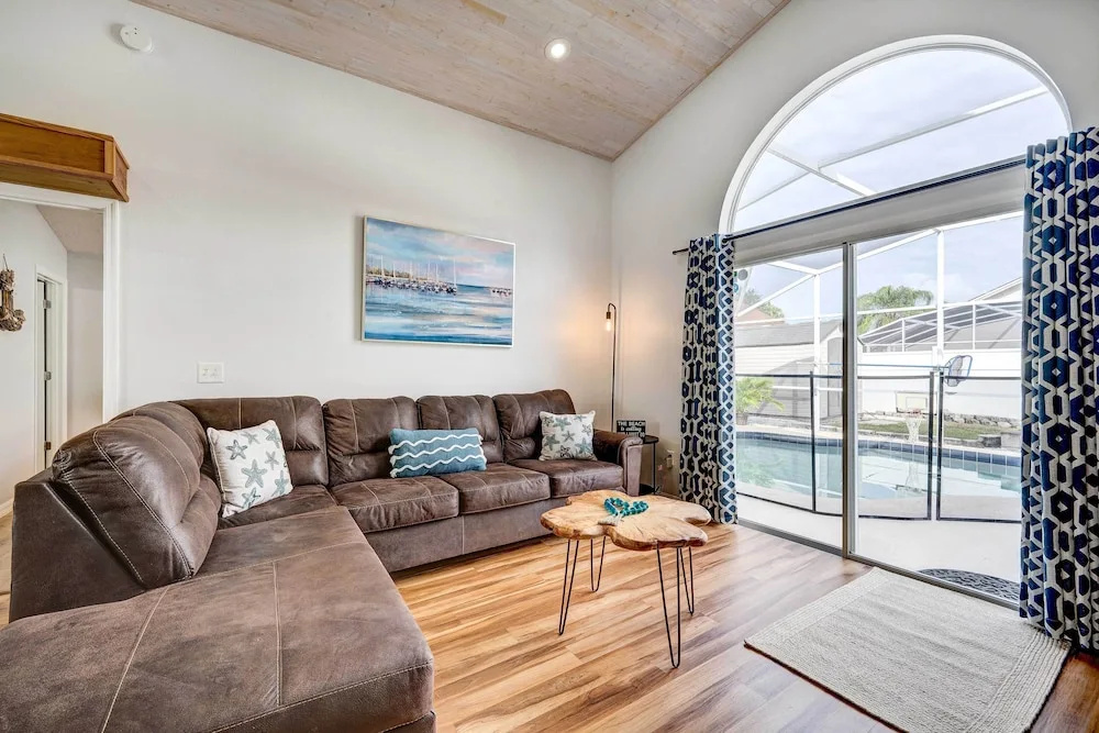Kissimmee Retreat w/ Private Basketball Court!
