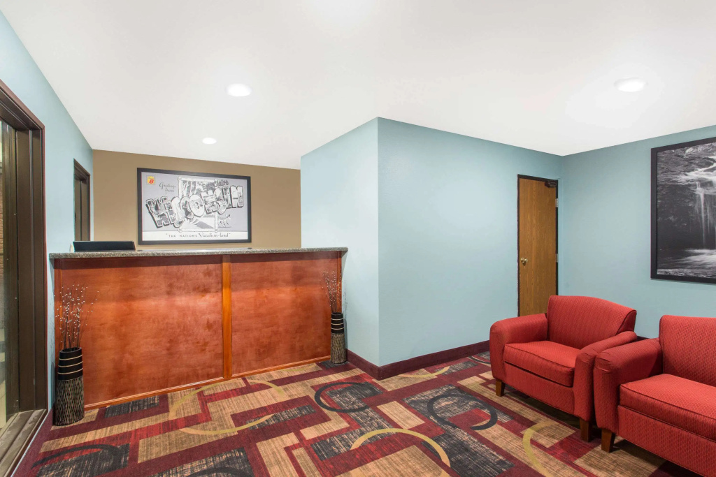 Super 8 by Wyndham Eau Claire I-94