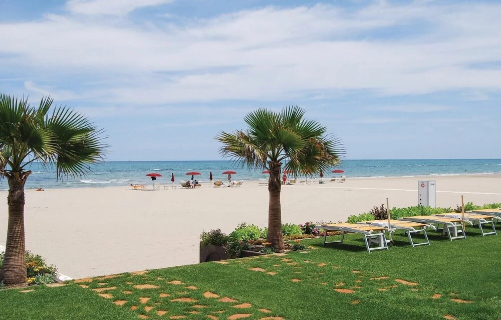 Amazing Apartment in Villa Rosa TE With 2 Bedrooms