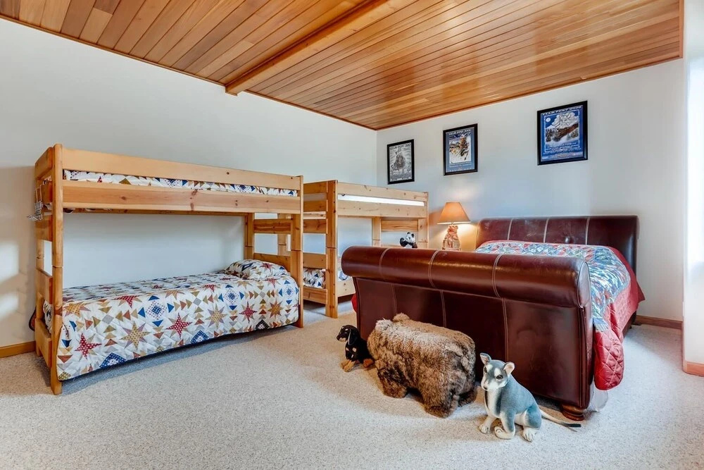 Family Mountain Home, Sleeps Up To 12, Private Hot Tub! 4 Bedroom Home by RedAwning