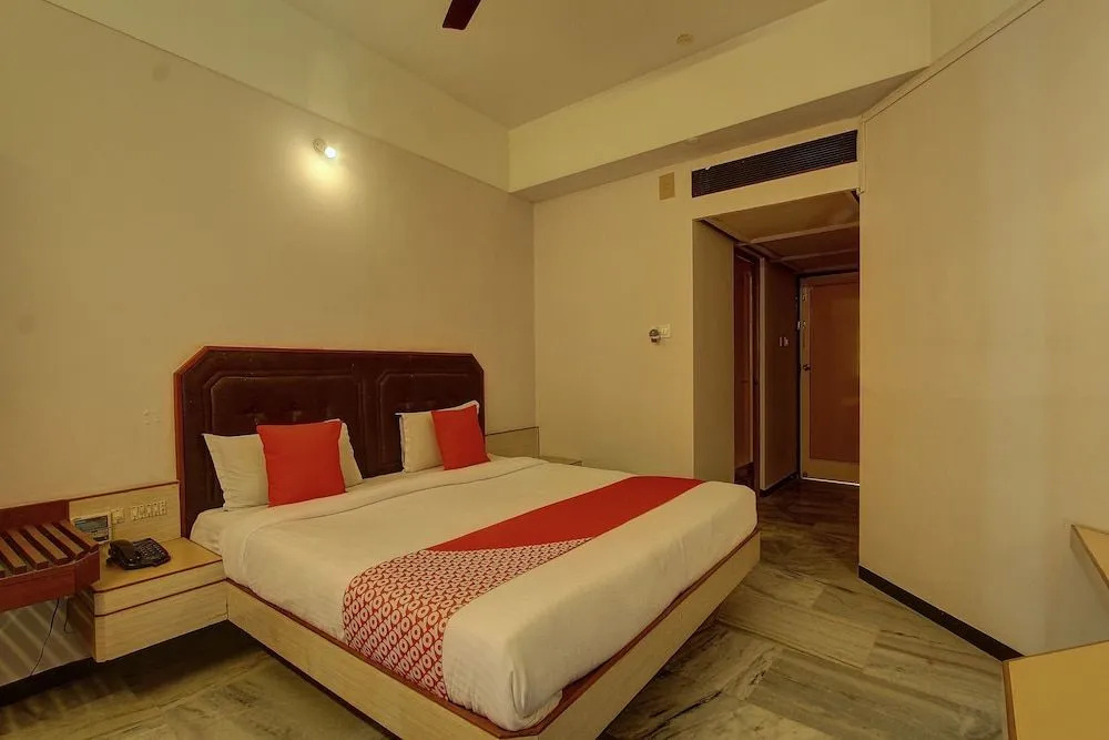 OYO 24579 Flagship Hotel Padmam