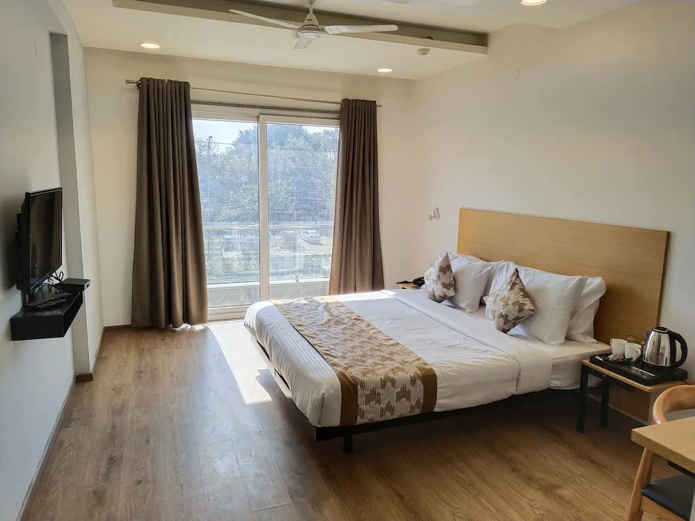 Lime Tree Hotel - Near Medanta Hospital