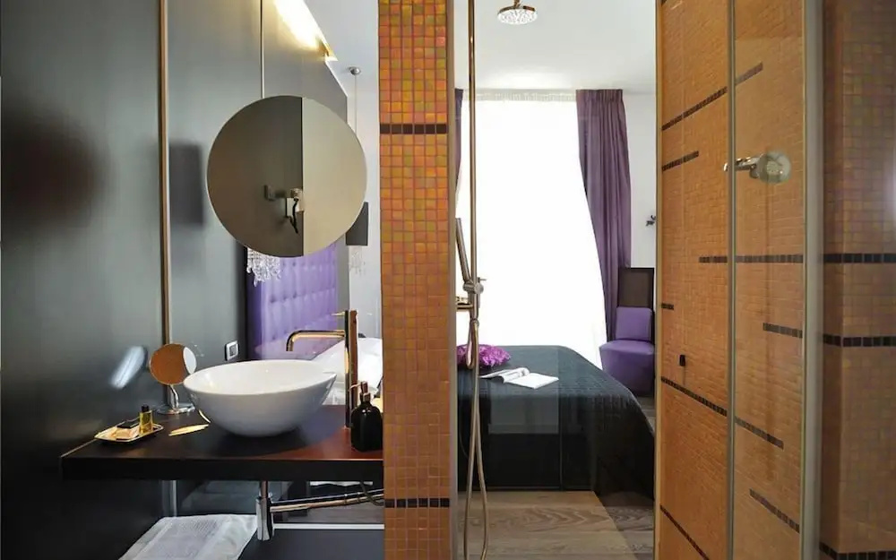 Hotel In - Lounge Room