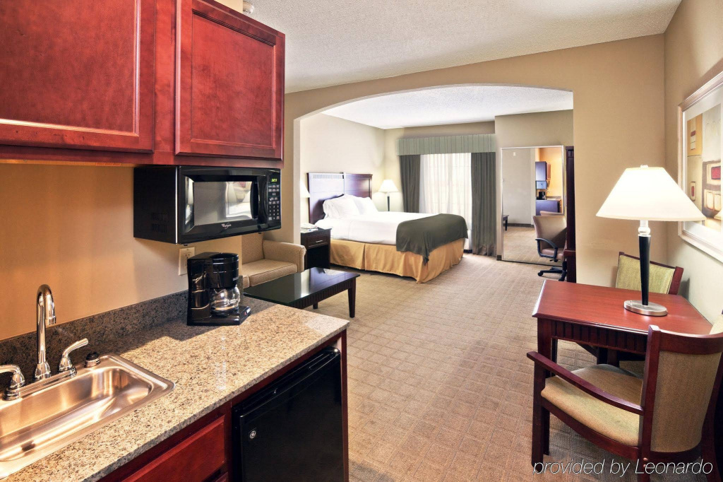 Holiday Inn Express & Suites Shawnee by IHG