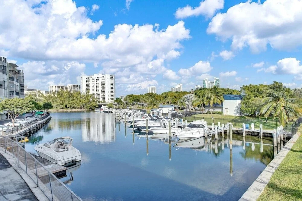 Lovely 2br/1bath, Hallandale Beach, Outdoor Pool & Free Parking!