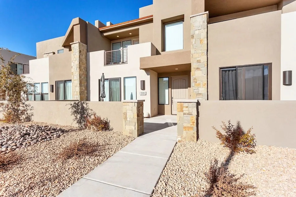 Family Fun Getaway #2339 4 Bedroom Townhouse by Redawning