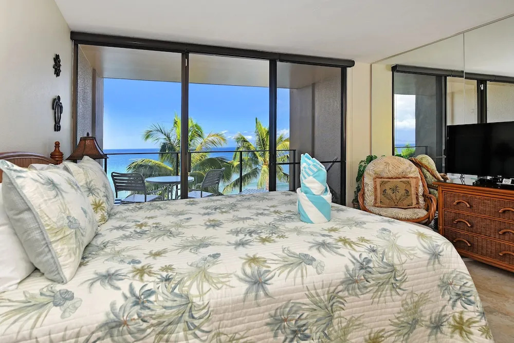Mahana 713 by RedAwning