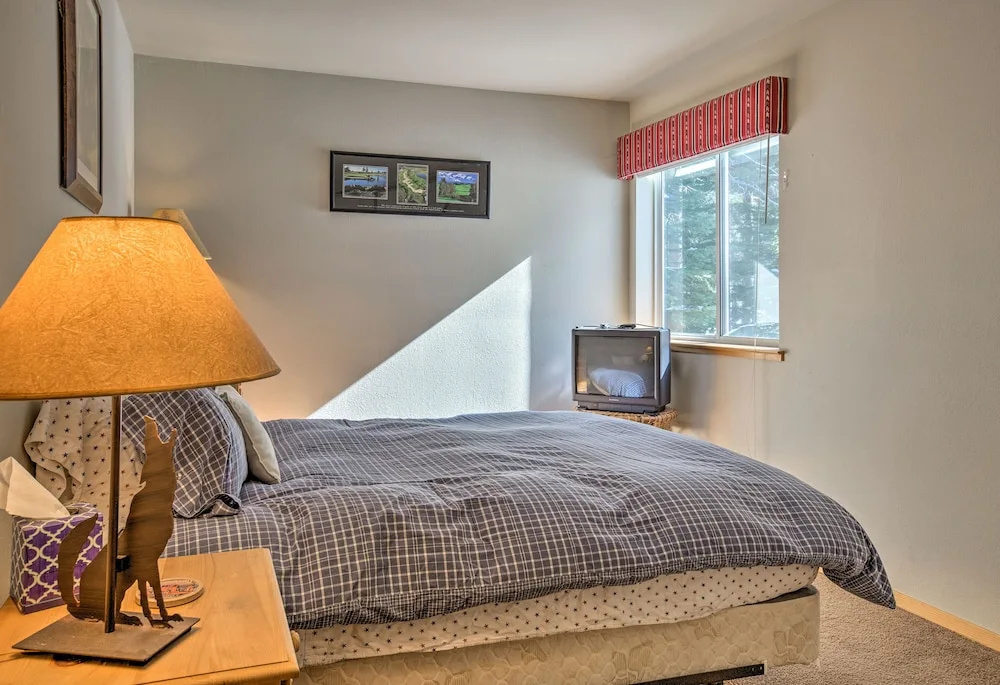 Cabin Less Than 2 Mi to Tahoe Donner Downhill Ski Resort