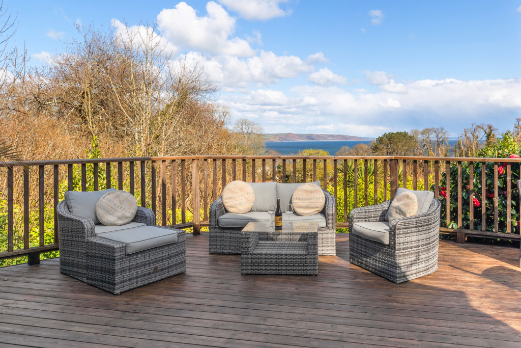 Glendale Cottage - Sea Views, Beach Access, Hot Tub