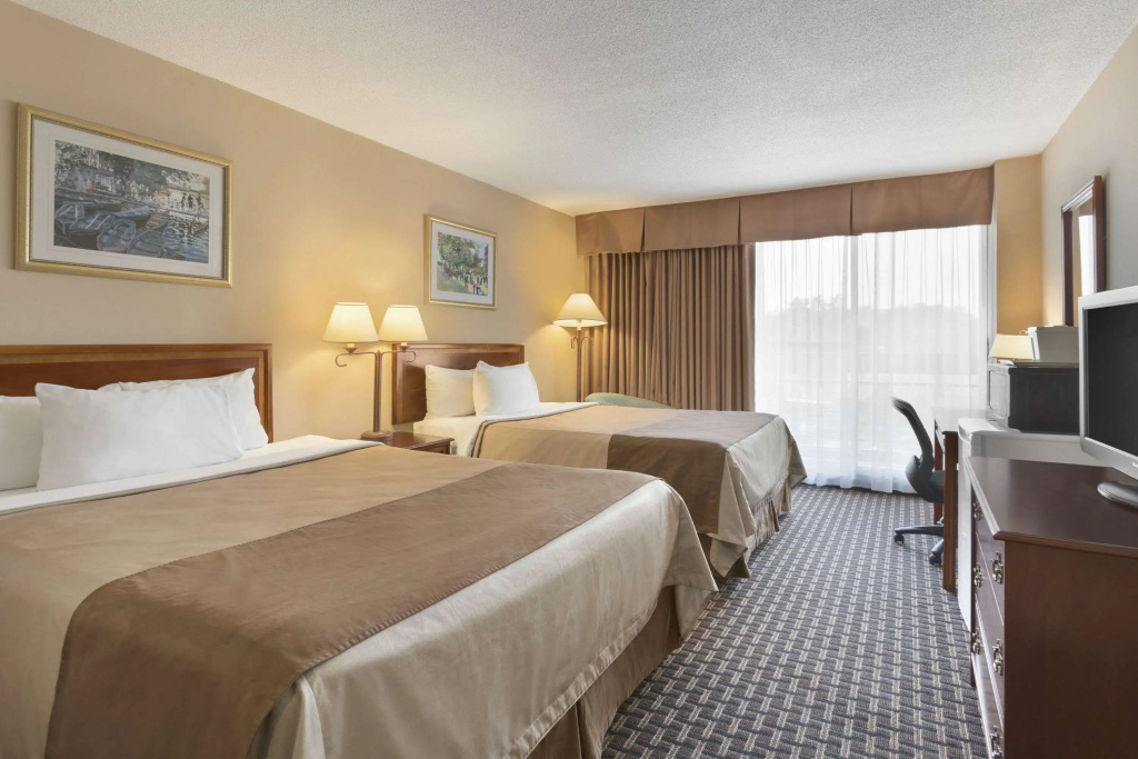 Ramada by Wyndham Belleville Harbourview Conference Center