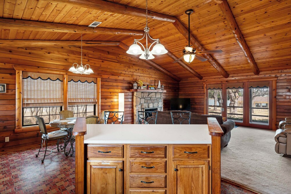 Lakefront Cabin + Guest House Near Granbury Square