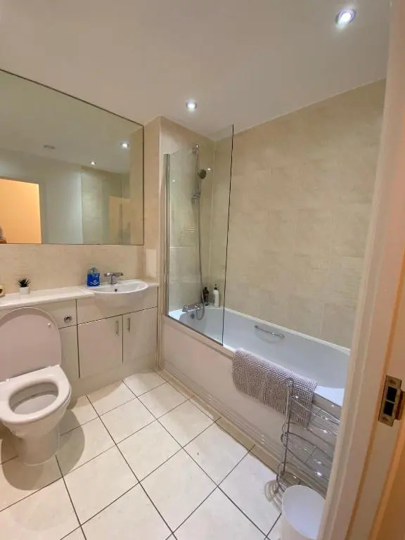 Woking Stylish and Modern 2 bedroom Apartment