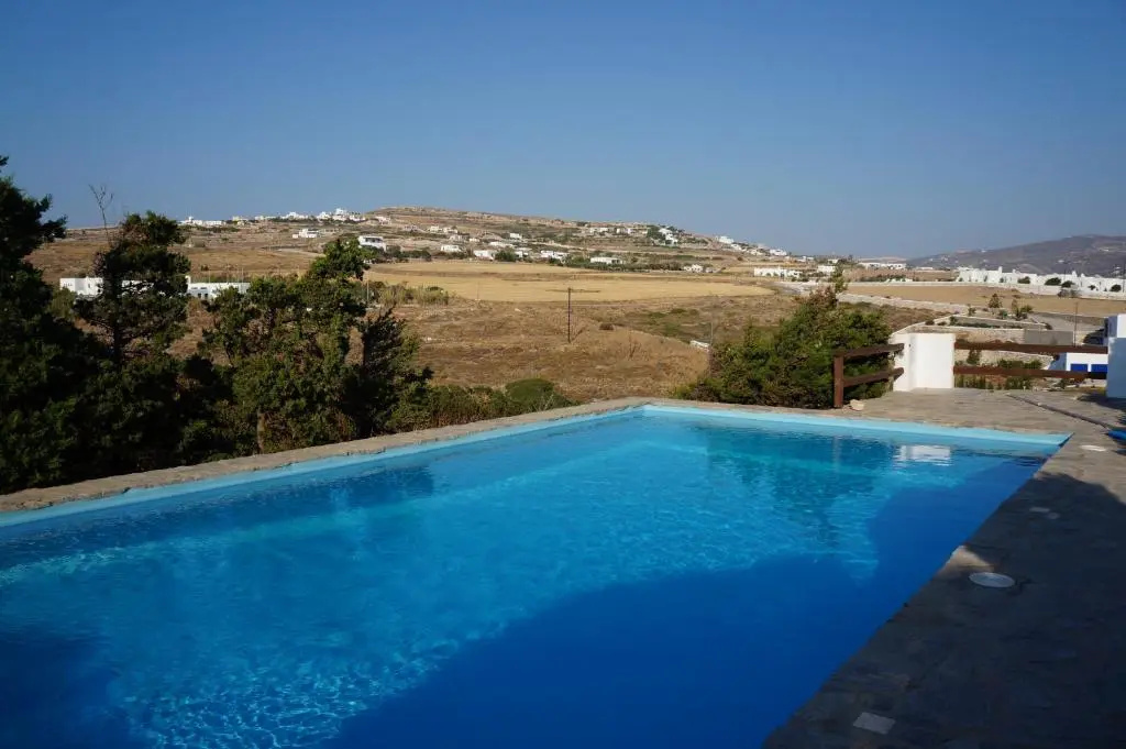 2-bedroom stone house, pool, 10min walk to beach