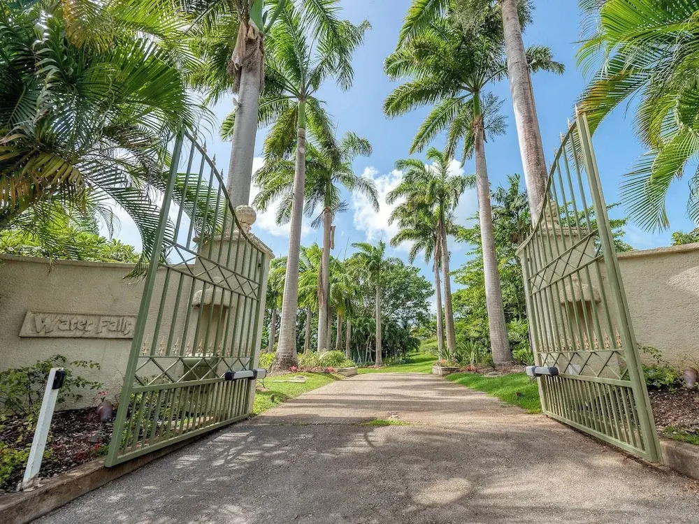Waterfalls - 6 bed Peaceful and Secure Luxury
