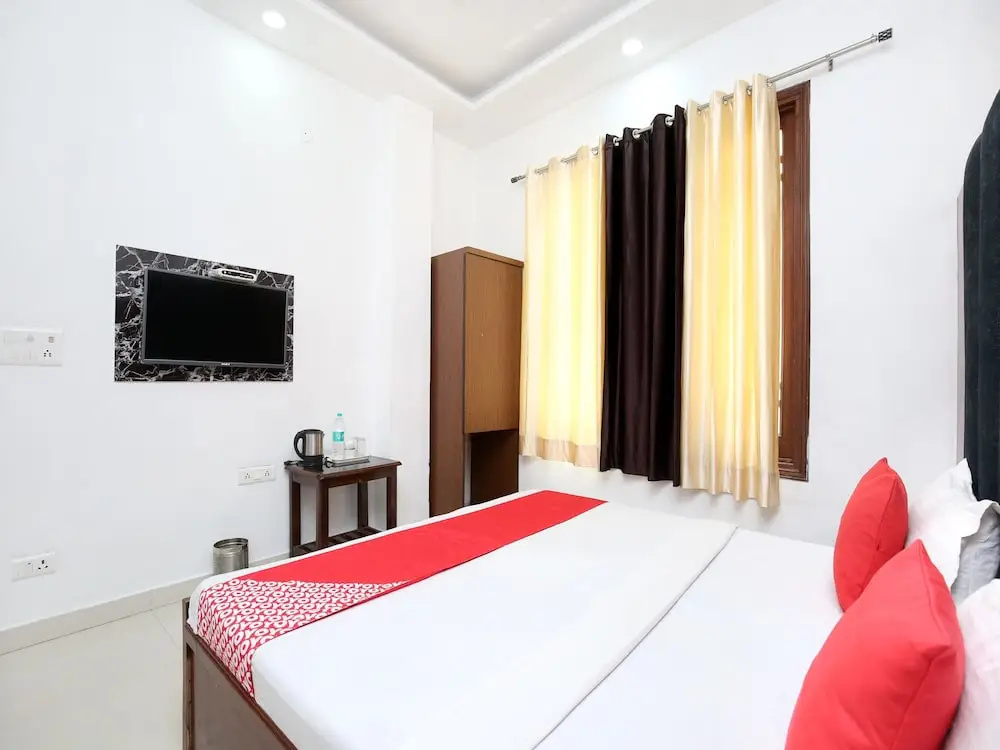 OYO 15652 Hotel 51