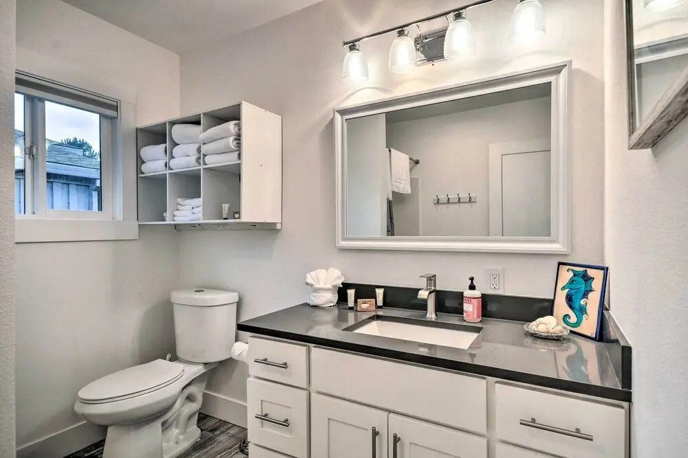 Modern Oregon House - 1/2 Mi From Rockaway Beach!