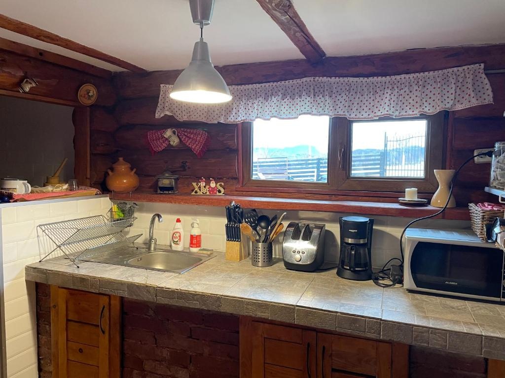 3 Bed Chalet Sleeps 8 -Fireplace & Enclosed Garden