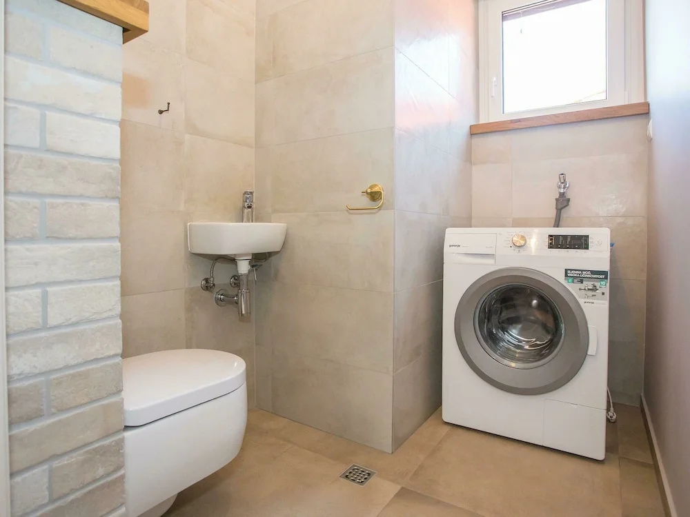 Modern and Well-kept Apartment Within Walking Distance of Restaurant and Beach Banjole