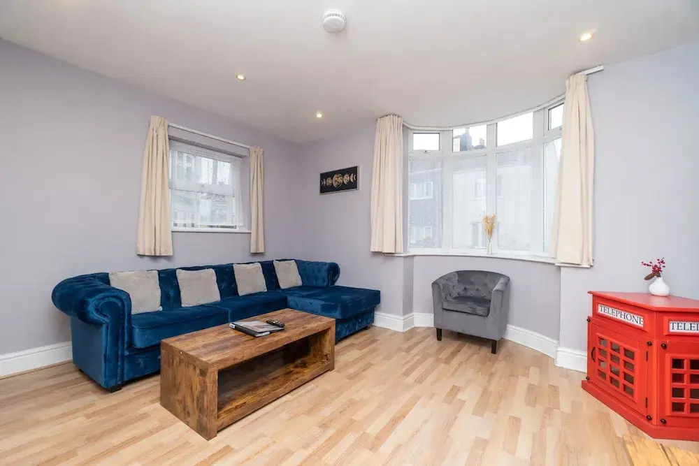 Spacious 2 Bed Southville Flat Near Harbourside