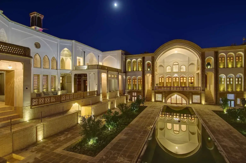 Manouchehri Traditional House And Hotel