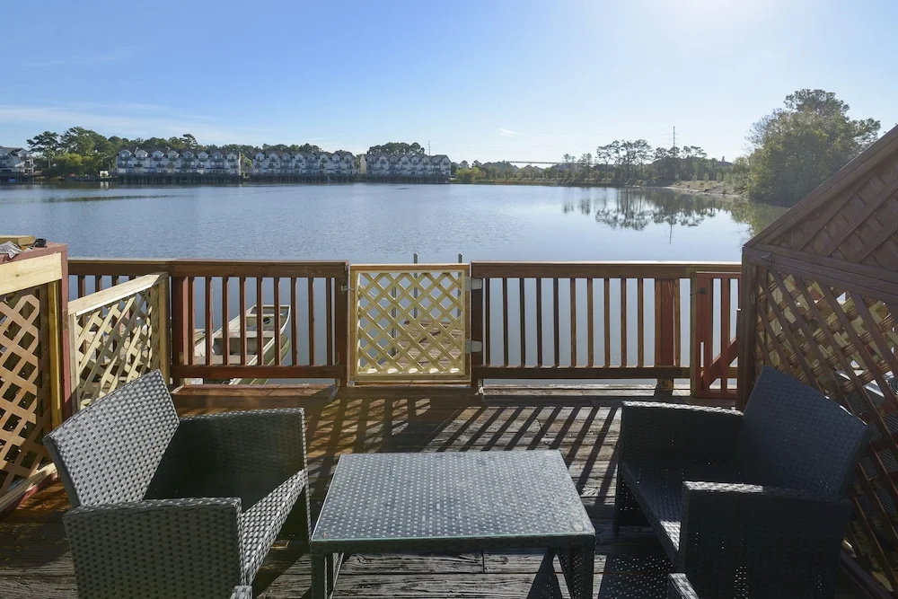Carolina Waterfront Rentals - Arco - 3 Br townhouse by RedAwning