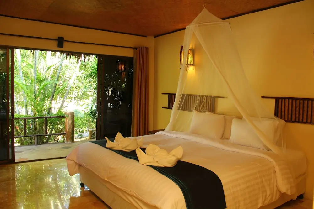 The Hub Erawan Resort