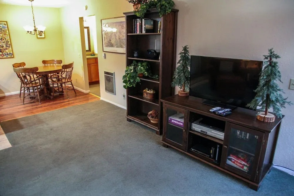 San Sierra 10 Updated Condo, with Complex Jacuzzi, Short Walk to The Village by RedAwning