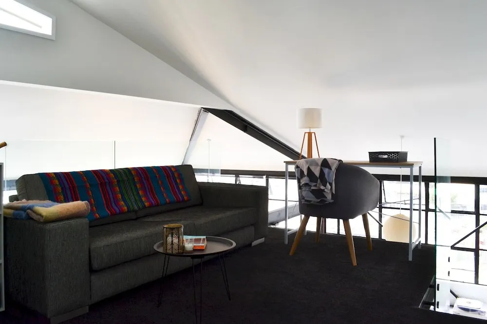 Stylish 2 Bedroom Loft Apartment With Parking