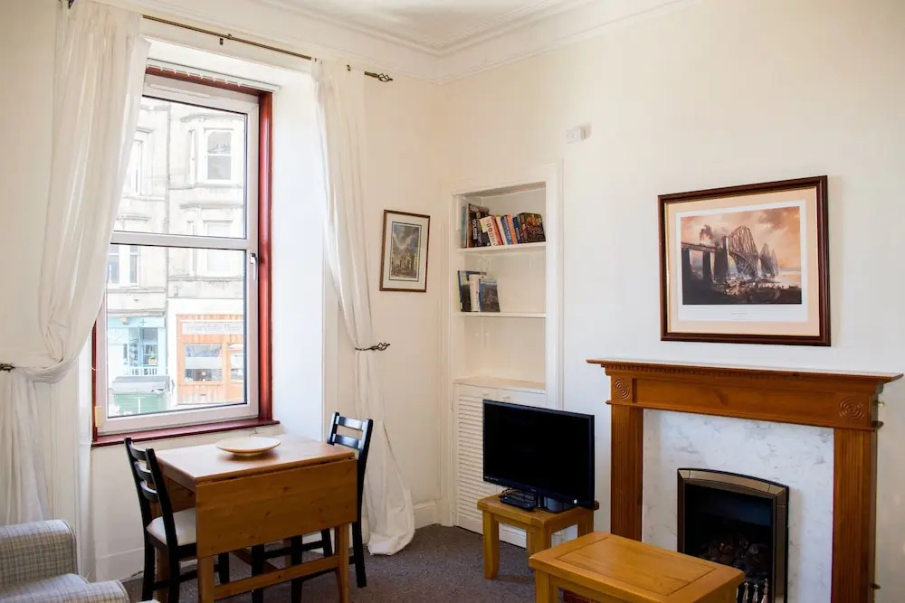 Bright 2 Bedroom Home in Edinburgh