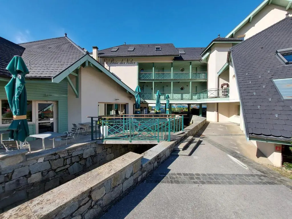 Situation exceptionnelle pour ce cosy studio avec terrasse SUR LAC, dans résidence avec PLAGE et ponton PRIVEE
