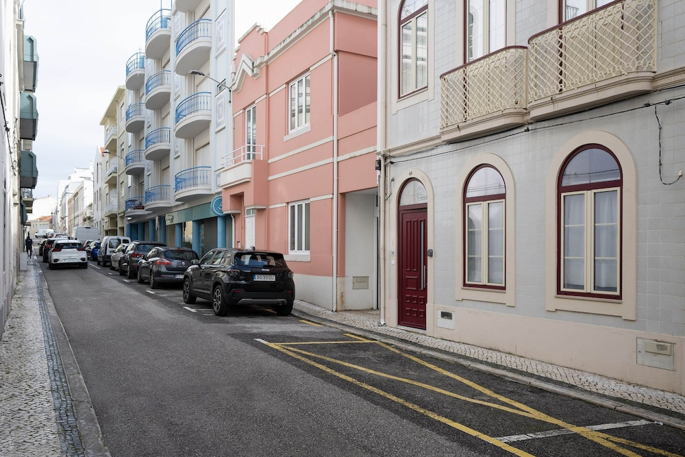 Red Door Flat by Trip2Portugal