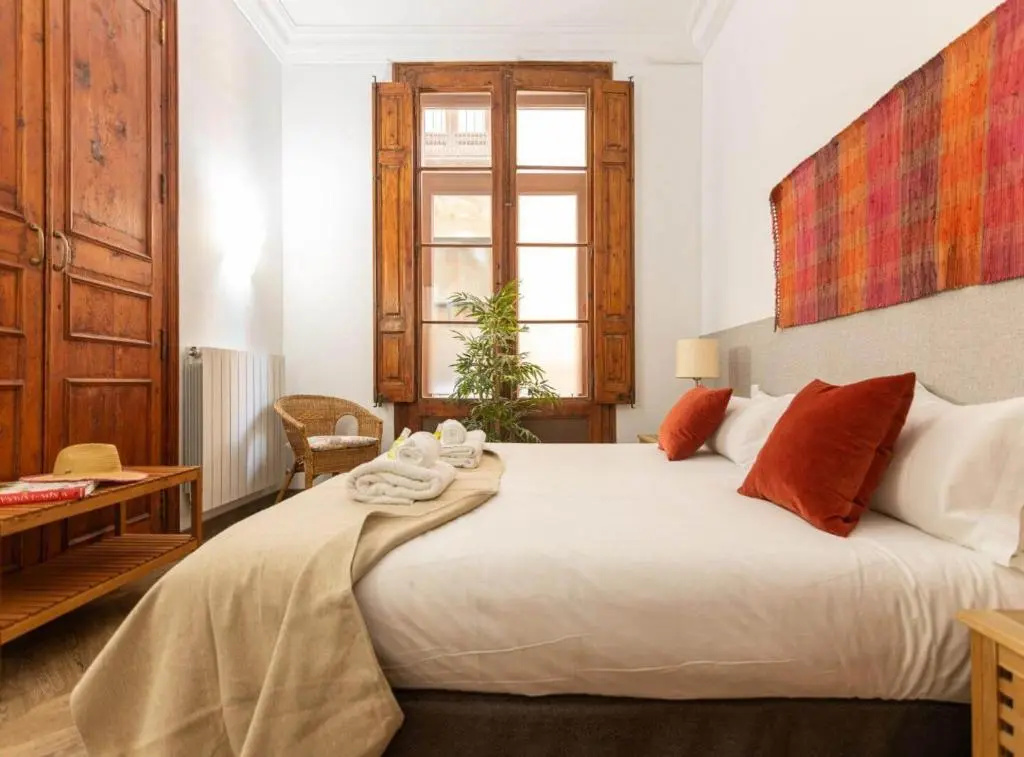 Great Spacious Apartment in the Gothic District City Center