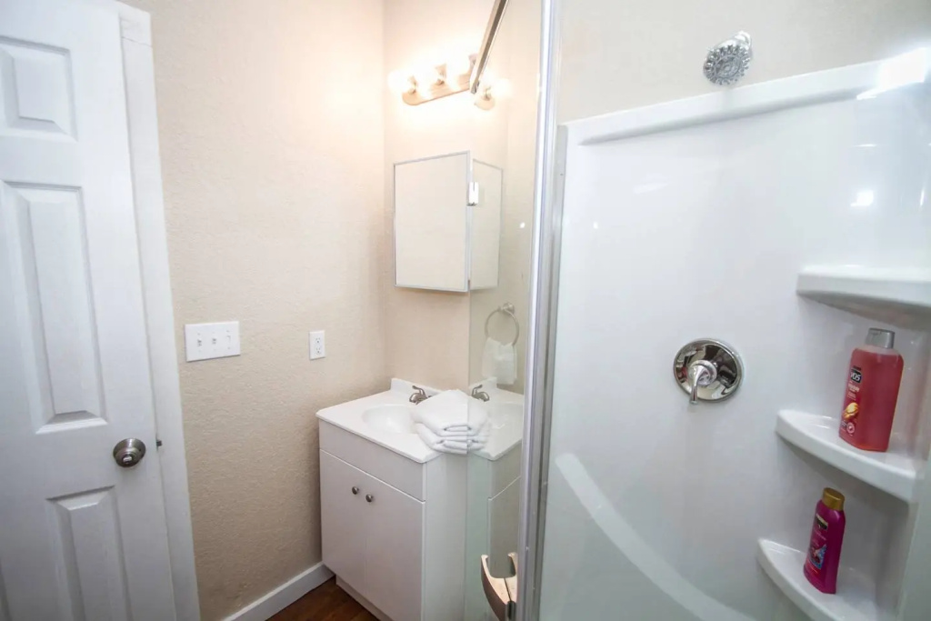 Douglas Way Remodeled House Near Downtown 1BA/1BA
