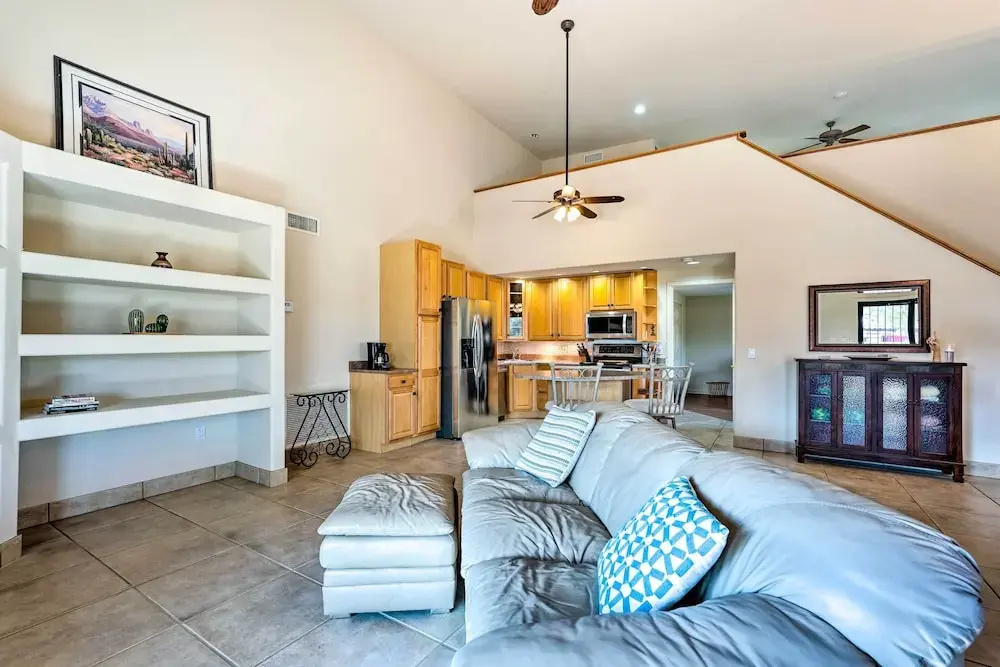 Pool & Putting Green: Group Getaway in Glendale