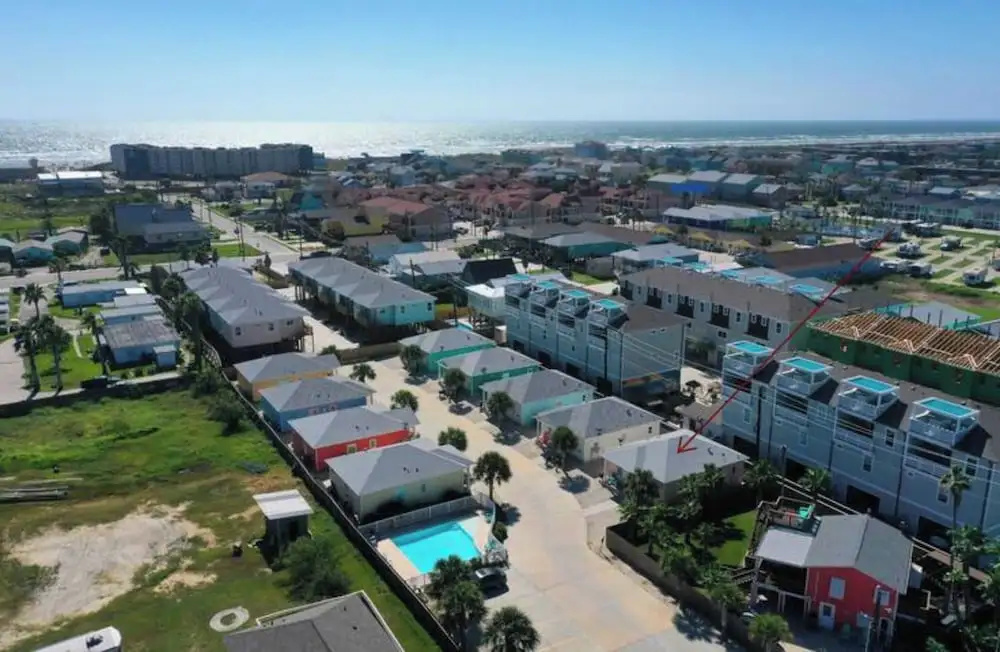 Shared Pool, Walkable to Beach, Vibrant Beachy Design! Bay Bliss by Avantstay