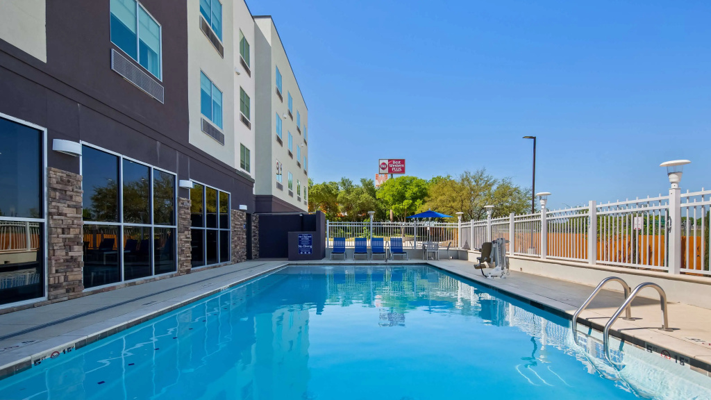 Best Western Plus Roland Inn & Suites