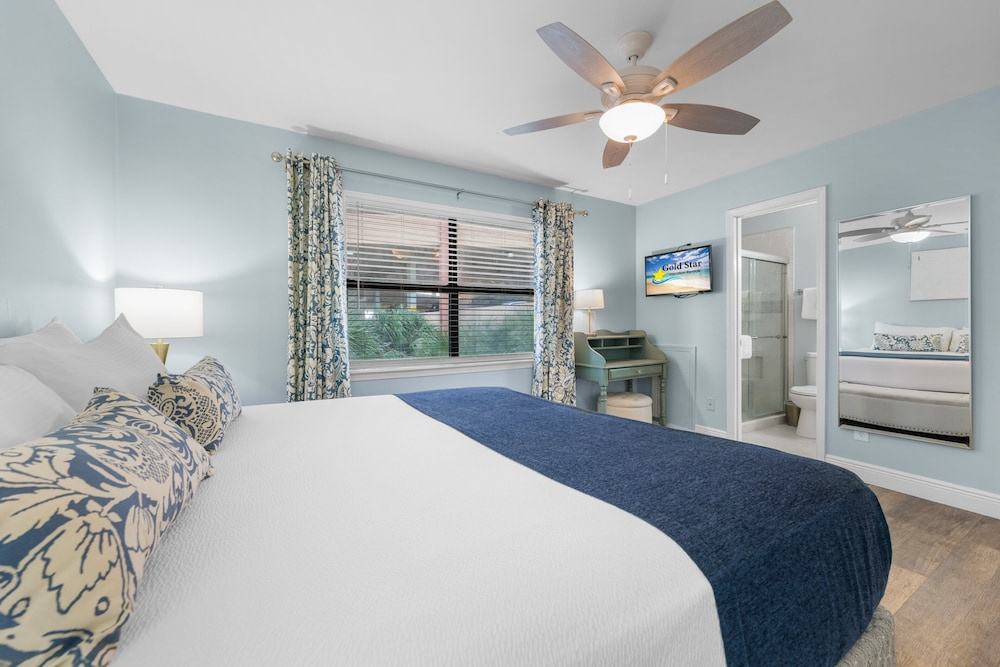 Lani Kai 230 Gulf Coast Condo. Walk to Beach + Pools + Balcony Views!