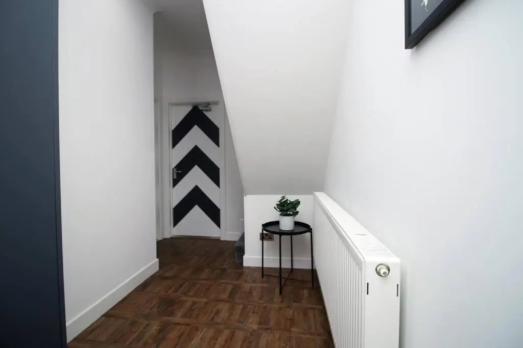 Stylish Home in Port Tennant - 4BR Free Parking!
