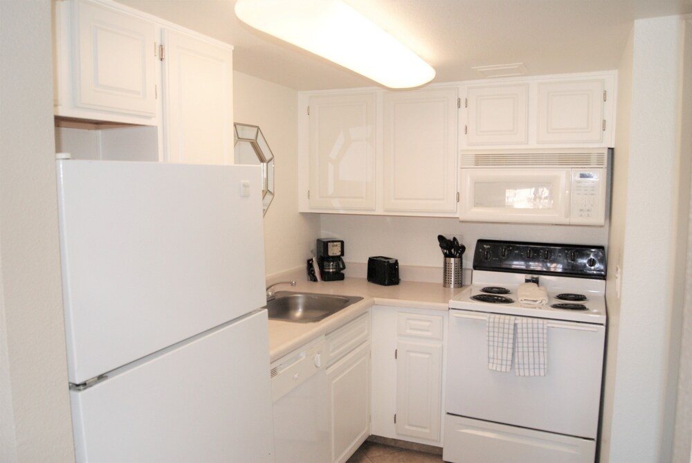 119 Fully Furnished 1BR Suite-Outdoor Pool! by RedAwning