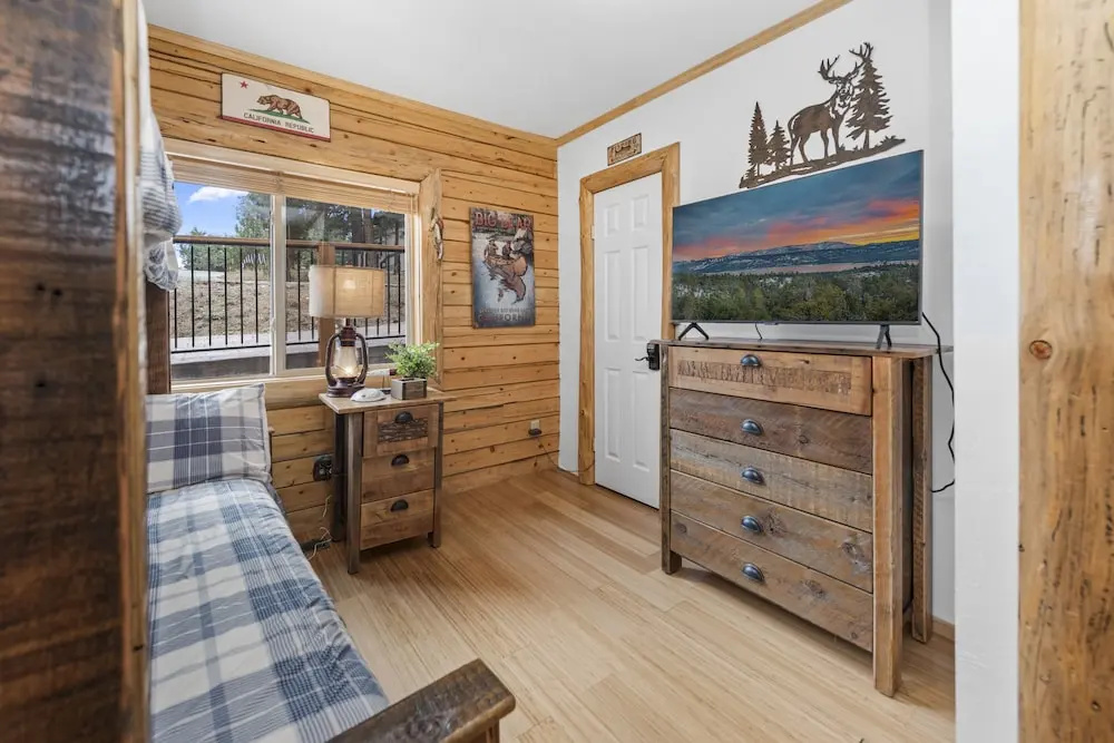 Moon Bear Lodge - Gorgeous Natural Wood Finishes At This Quality Home With Foosball! 3 Bedroom Cabin