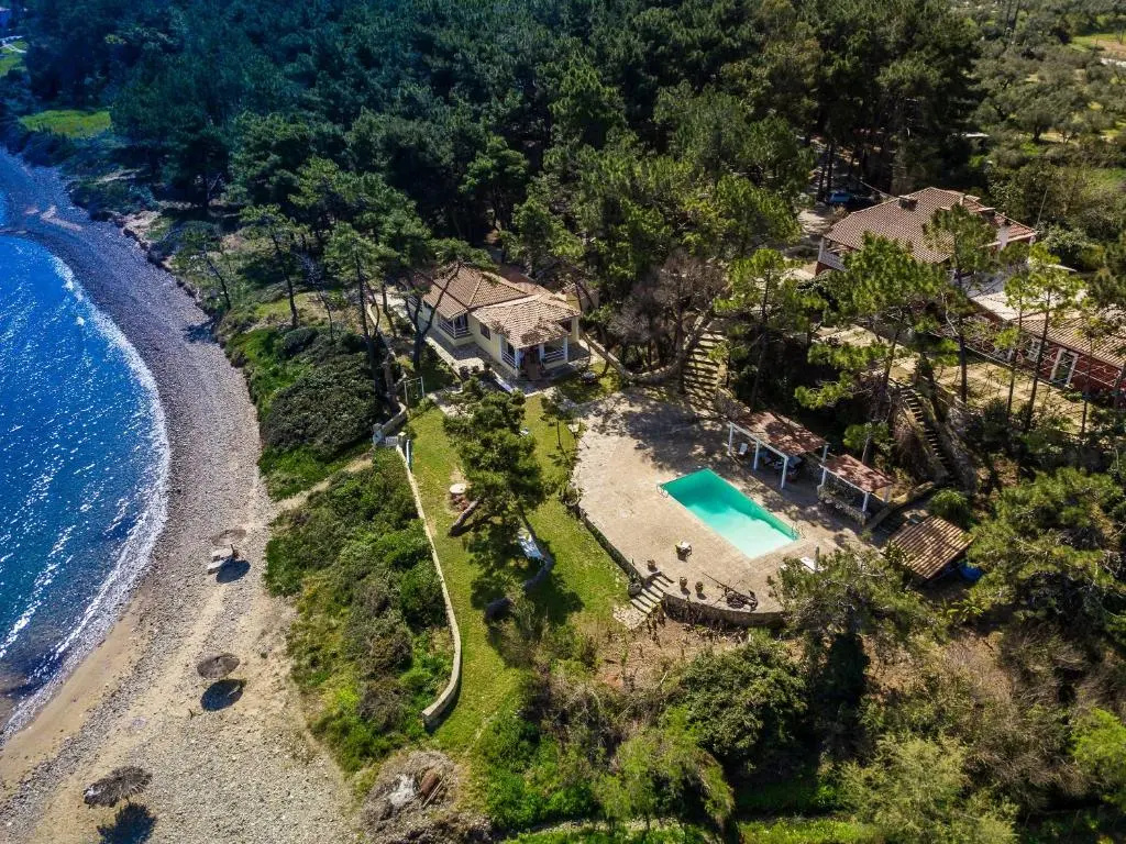 Azzuro Beach House - On the Beach & Private Pool, by ZanteWize
