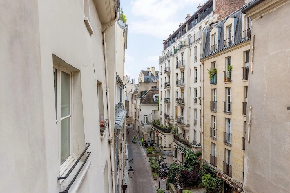 Latin Quarter - Pantheon Studio