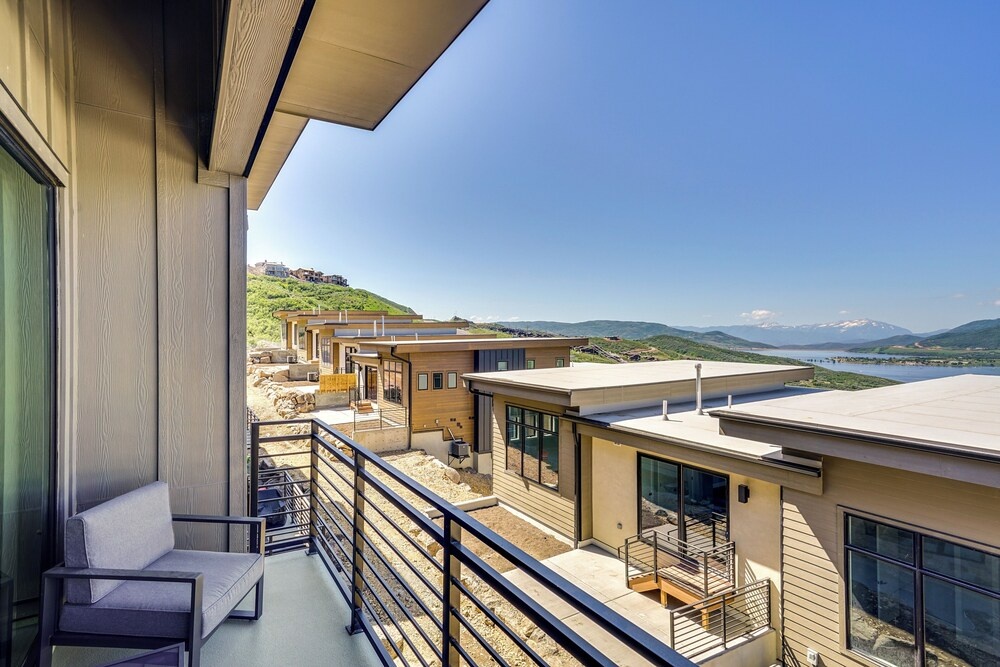 Hideout Haven: Luxe Retreat w/ Lake View & Hot Tub