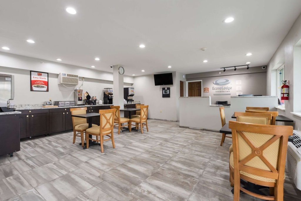 Econo Lodge Inn & Suites Mason City - Clear Lake